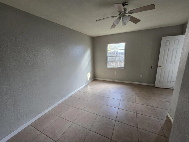 Foto del edificio - 164 Whitman Rd