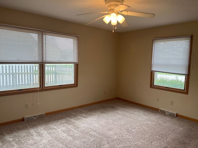 Building Photo - OPEN FLOOR PLAN AVAILABLE NOW!!