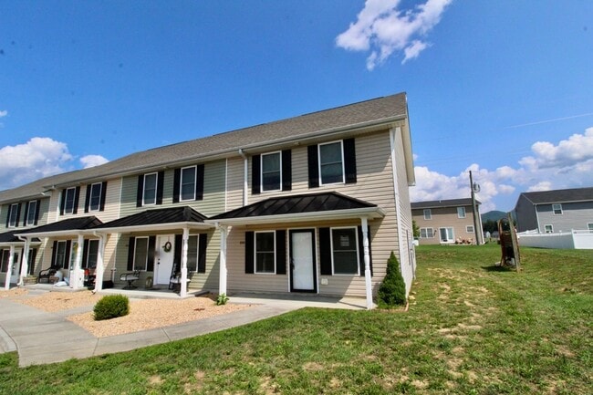 Building Photo - 800 Carson Cir