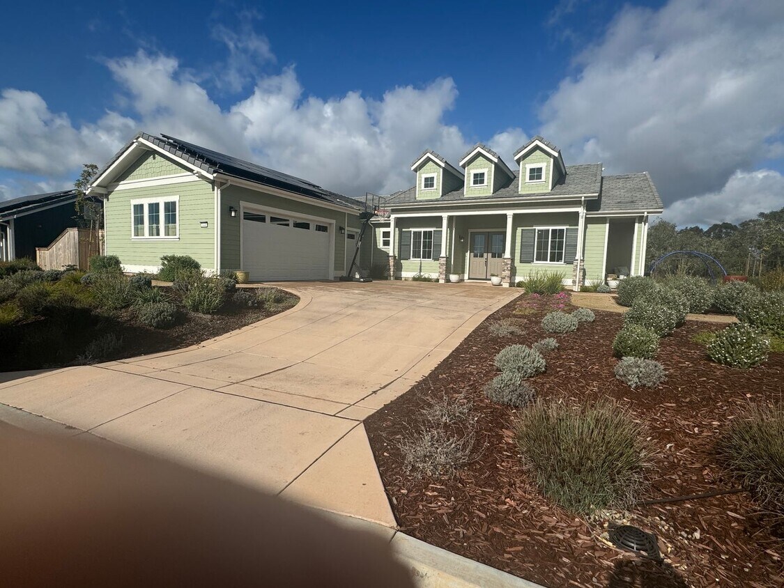 Foto principal - Newer Modern Farmhouse Home Located in the...
