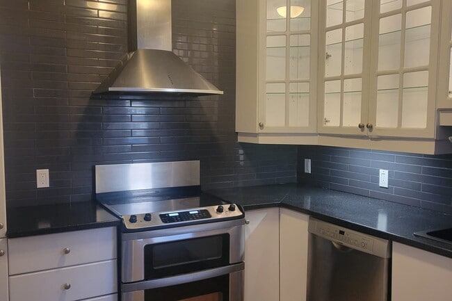 Building Photo - 1500 Pine Ave W