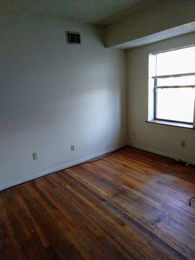 Primary Photo - 3433 Holmes St
