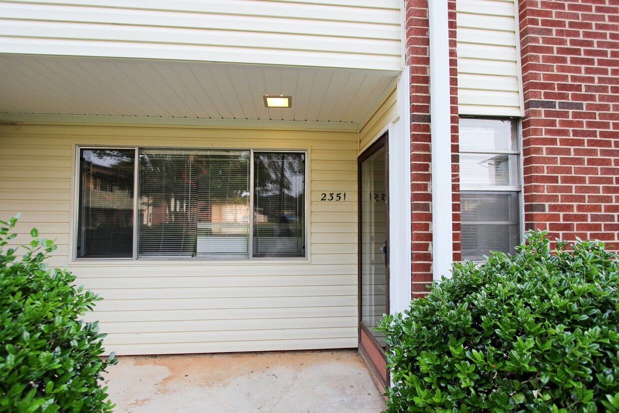 Primary Photo - 2 bedroom, 2.5 bath townhouse-style condo ...