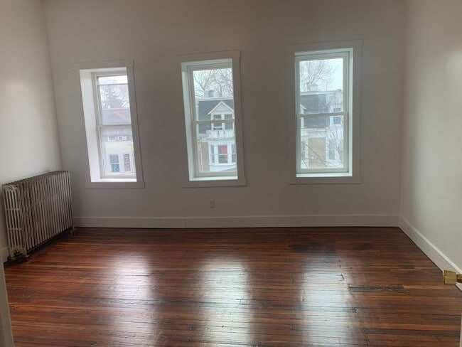 Foto del edificio - 1 Bedroom Top Floor Apartment-York City SD