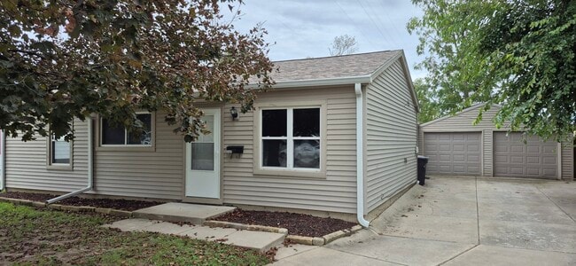 Building Photo - 2425 Apache Dr