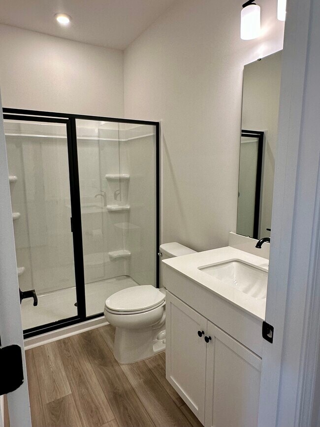 Baño completo 1er piso - 3232 Drift St