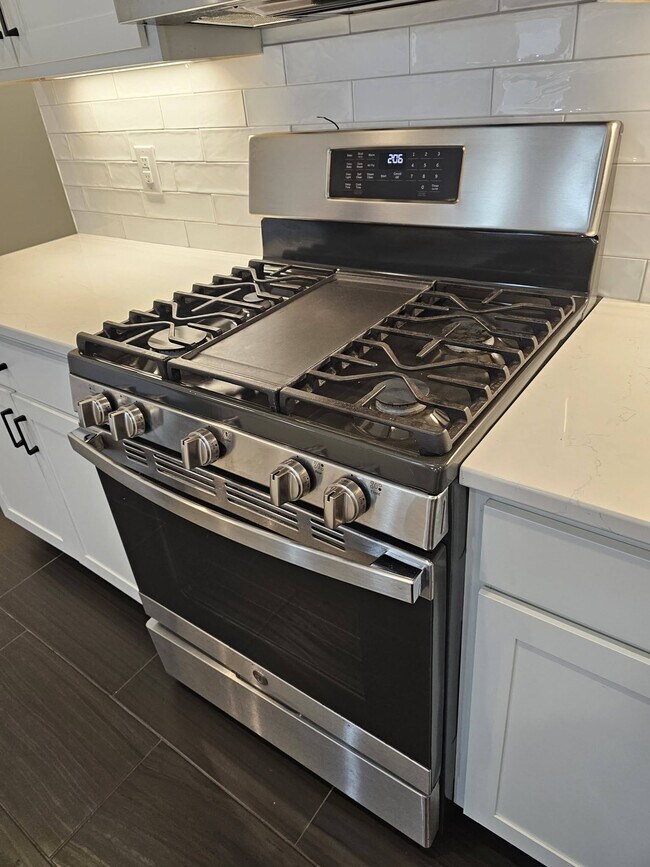 Foto del edificio - 1362 Maple Grove Ln