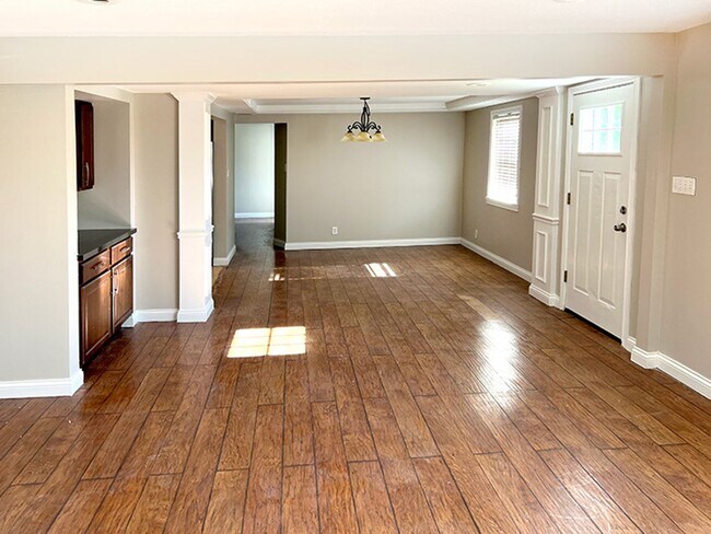 Foto del edificio - 3 Bedroom 2 Bathroom Large One Acre Lot