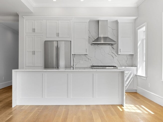 Building Photo - 944 E Broadway