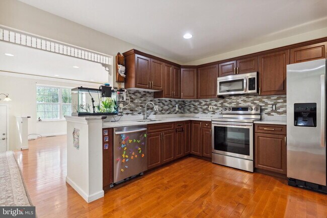 Foto del edificio - Amazing Opportunity to RENT This beautiful updated 3 levels TH. 3 beds and 3 .5 baths.