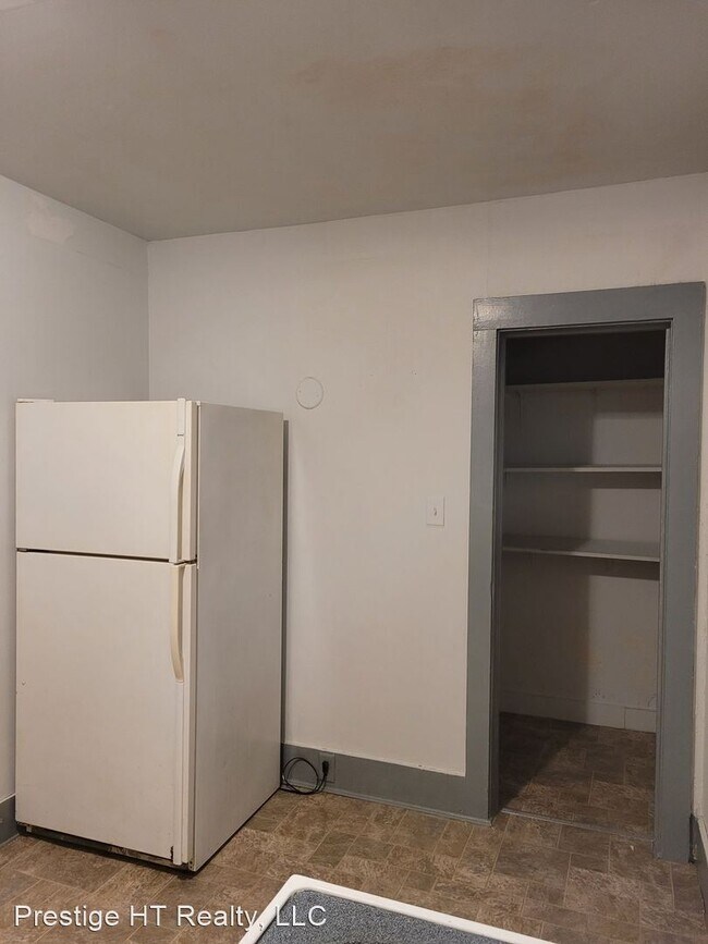 Building Photo - 4 br, 1 bath House - 635 E 13th St
