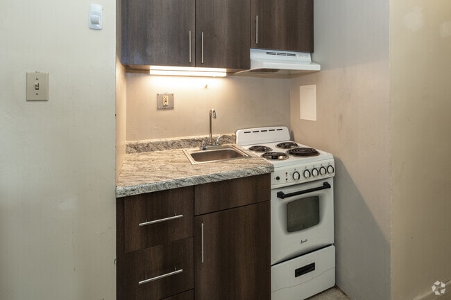 Shared Studio A-B - 5748 Blackstone