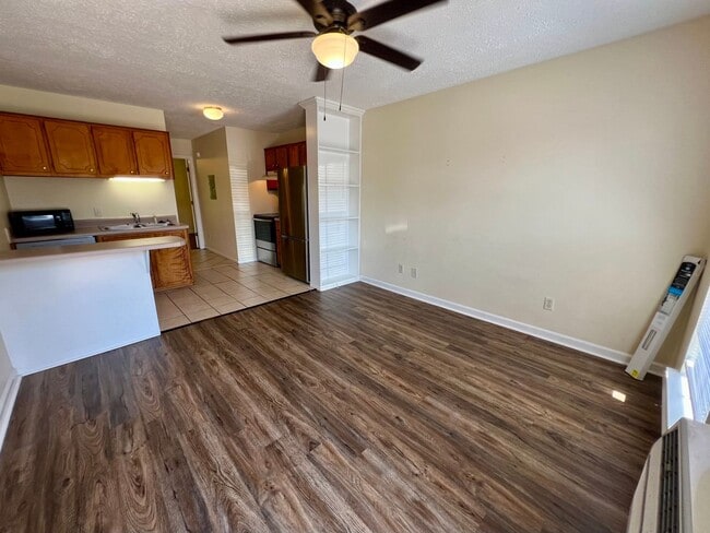 Building Photo - *Upgraded Unit* 1 Bed, 1  Bath Apartment -...