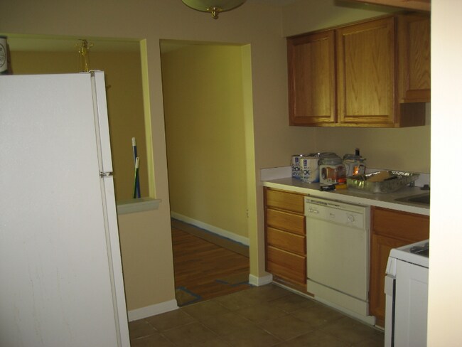 Building Photo - 426 N Fox Hills Dr