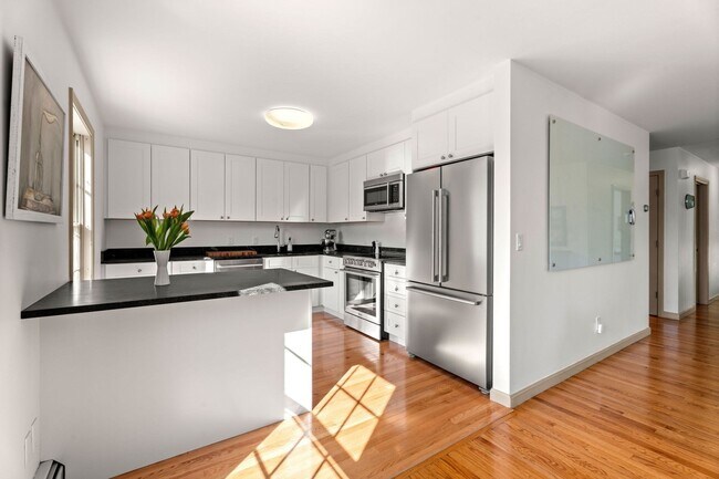 Building Photo - 28 Elm St