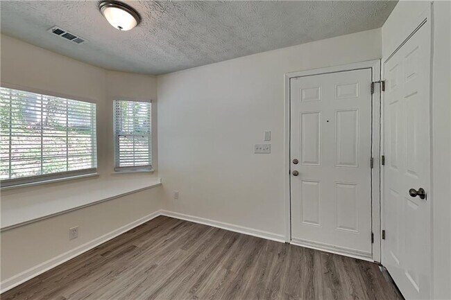 Foto del edificio - 5784 Shoal Creek Dr