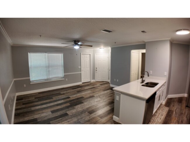 Building Photo - 2 Bedroom Condo in the Landings