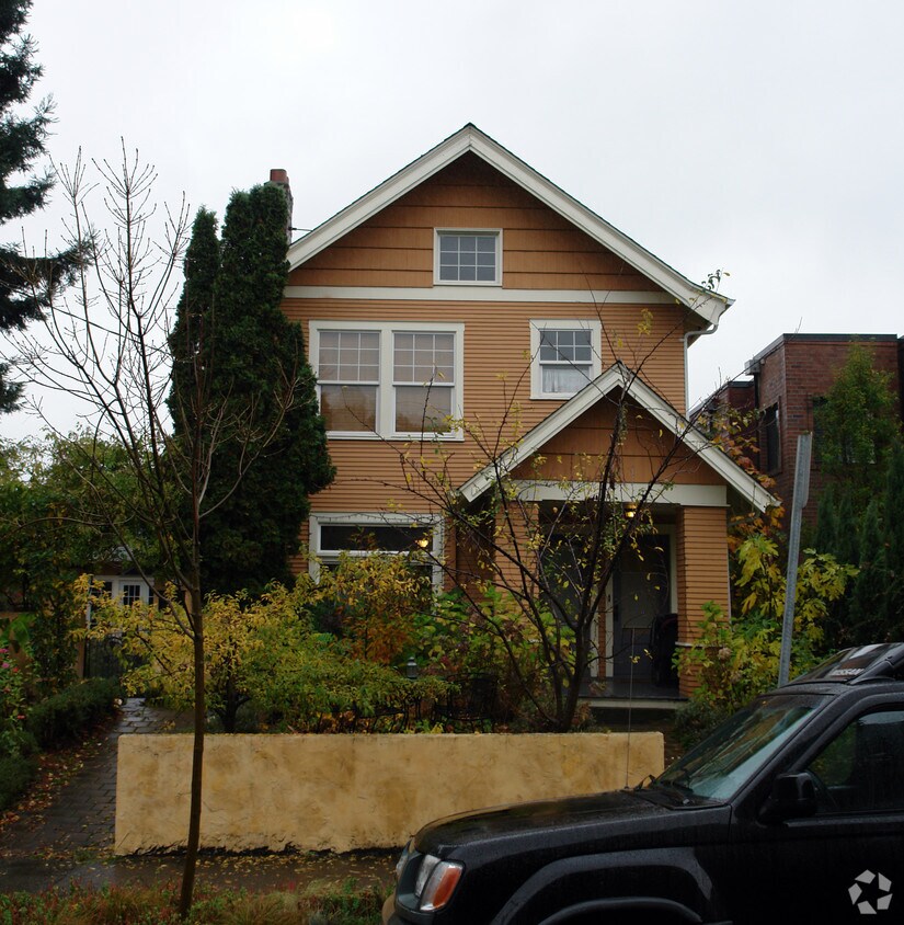 Building Photo - 2015 Franklin Ave E