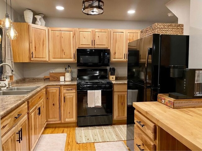 Building Photo - 330 E Flat Rock Rd