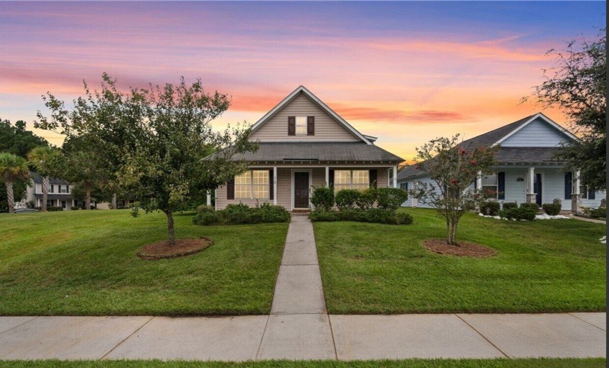 Primary Photo - Spacious 4 Bed, 3 Bath Home on a Corner Lo...