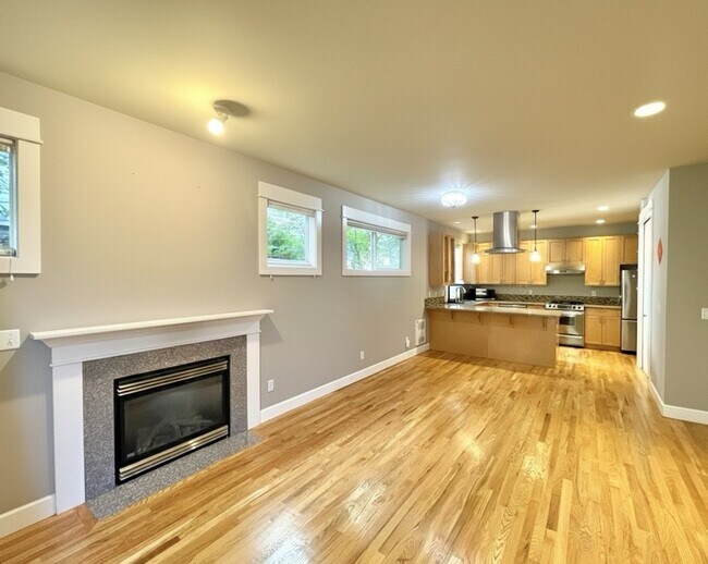 Building Photo - Great Townhome For Rent