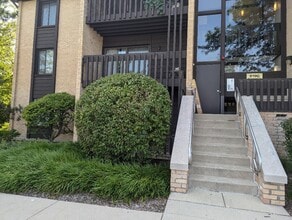 Building Photo - 6190 Pinewood Ct