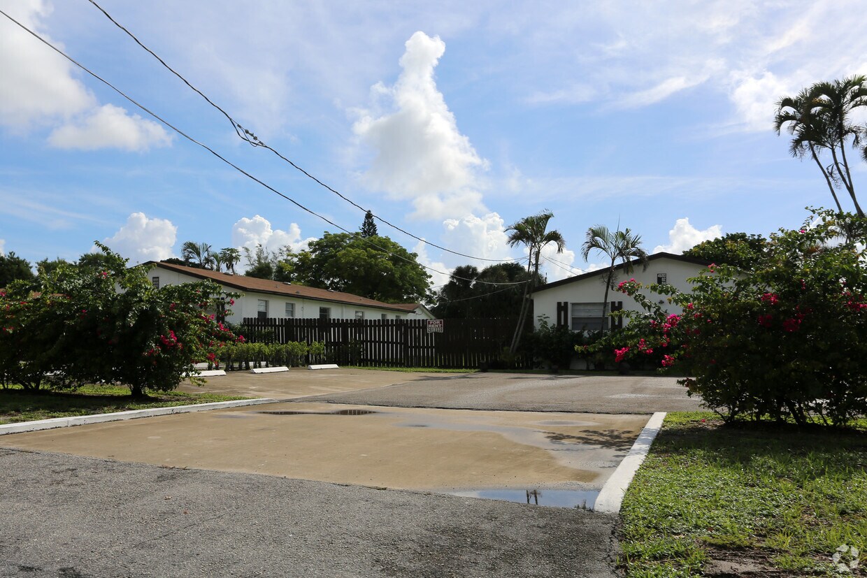 Building Photo - 4634-4680 Gulfstream Rd