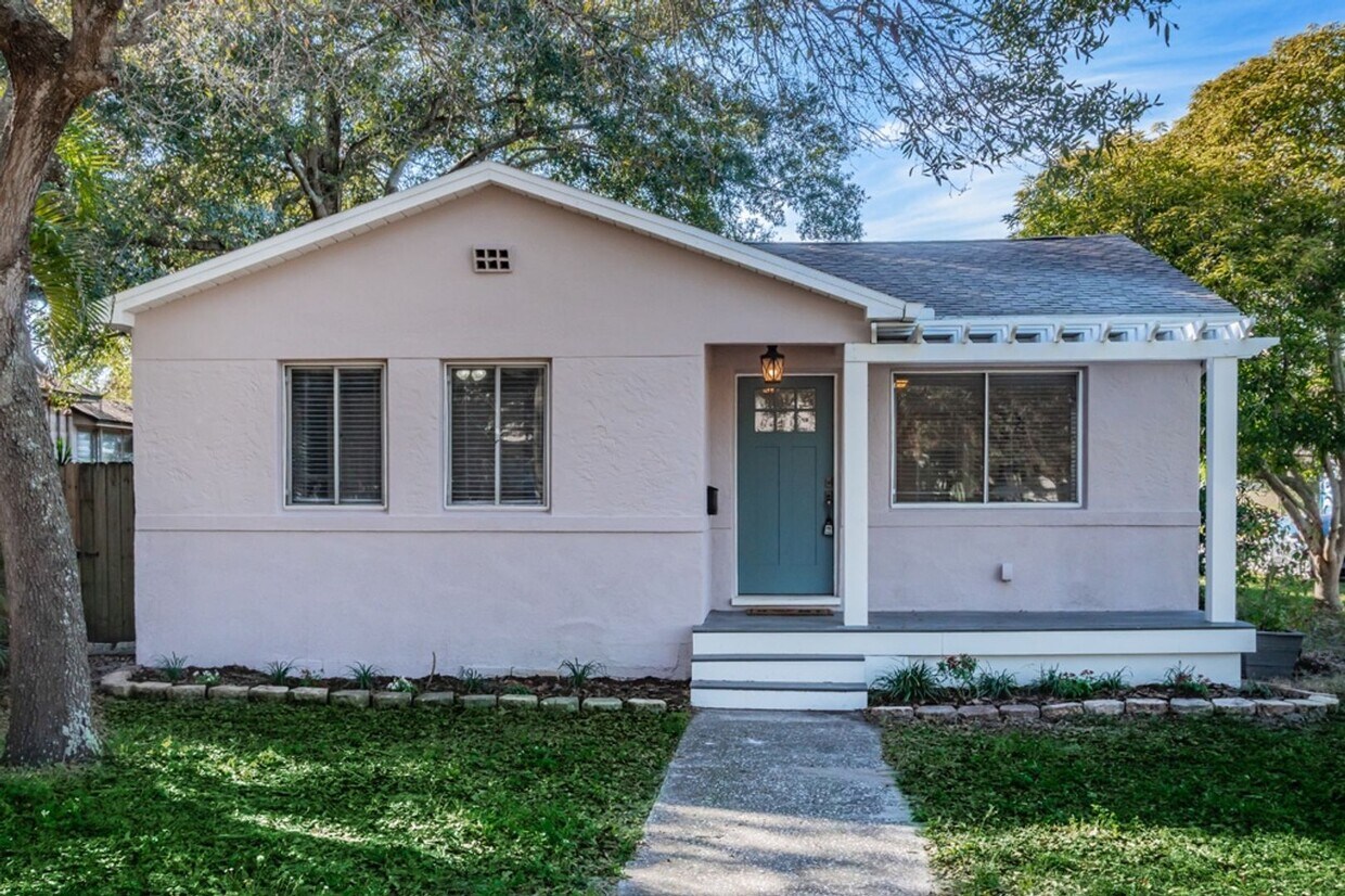 Foto principal - 4/3 Woodlawn Oaks Home