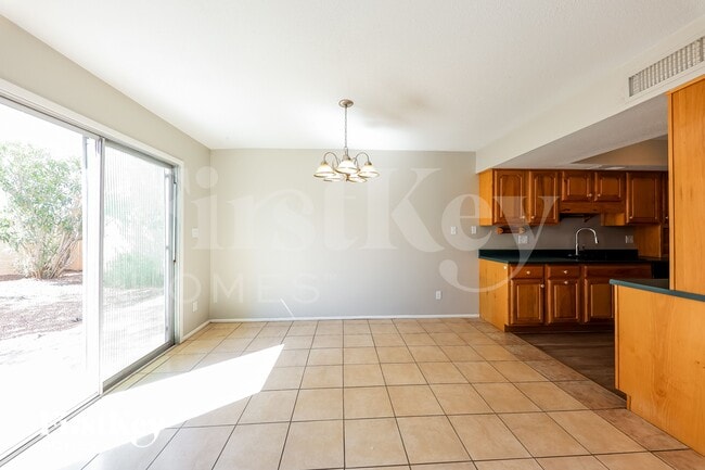 Foto del edificio - 8647 E Fillmore St