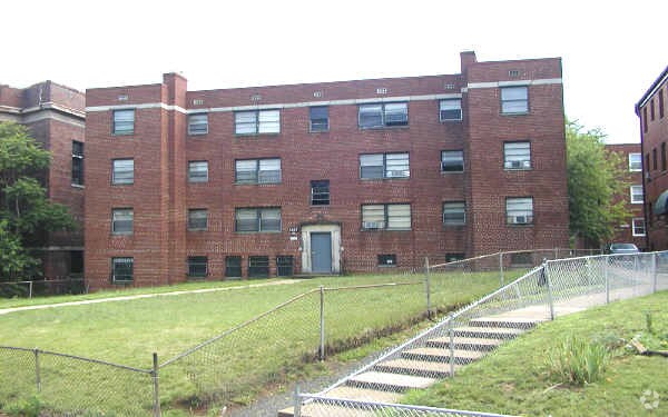 Foto del edificio - 1627 Massachusetts Ave SE