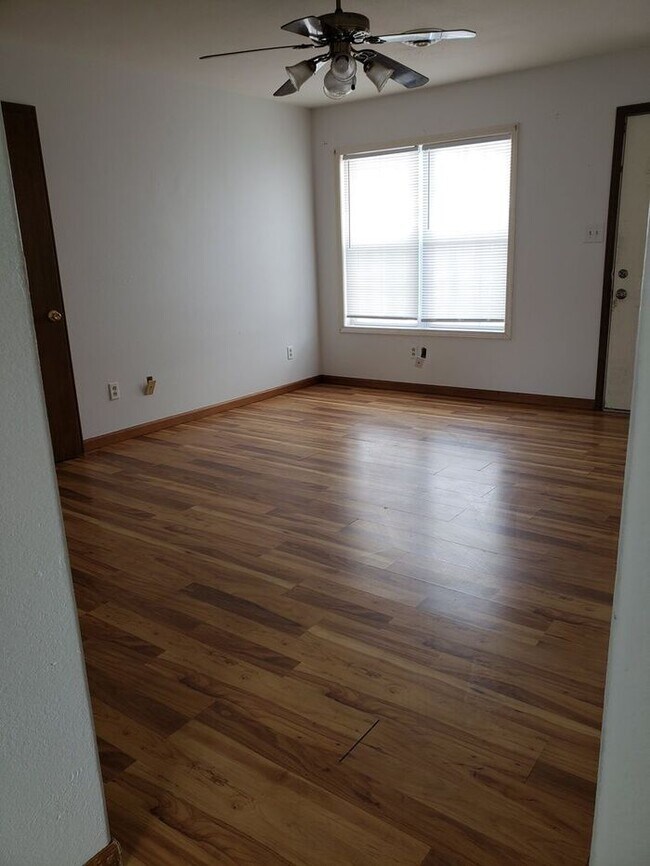 Building Photo - 725 Falcon Dr