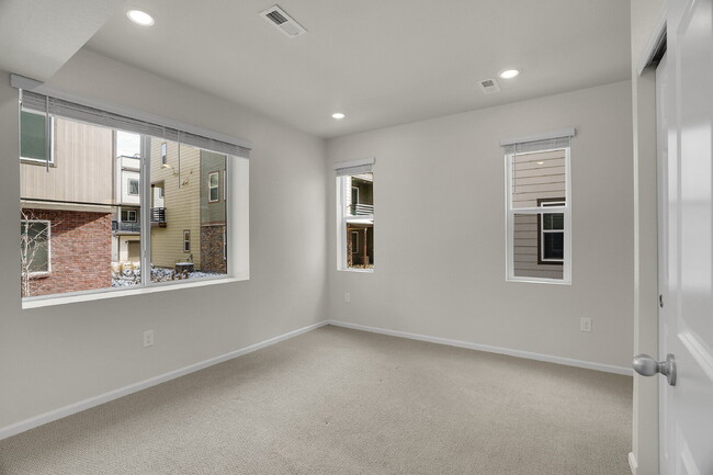 Building Photo - $3,330.95 with $300 off the first month's Rent - 4 Bedrooms, 3.5 Bathrooms, Townhouse in Broomfie...