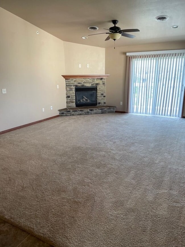 Foto del edificio - 2 Bedroom, 2 Bathroom Upper Available