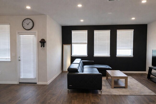 Foto del edificio - 608 Mais Dr