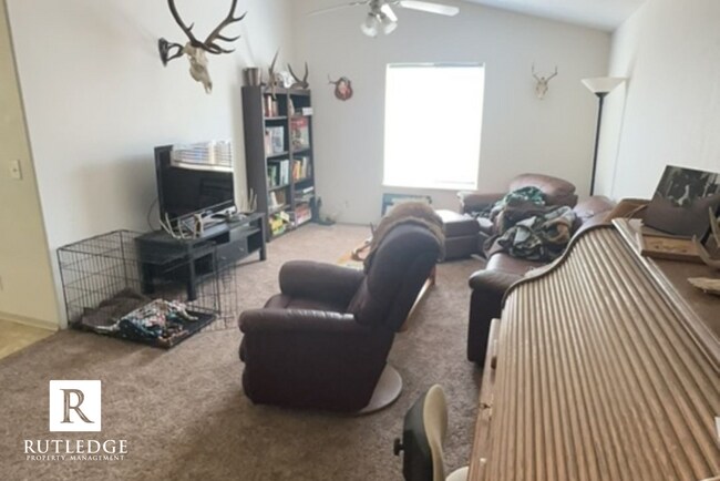Foto del edificio - Light & Bright 2 Bed/2 Bath Home Available in White City!