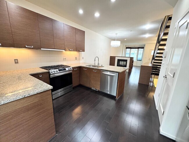 Foto del edificio - Rare Townhome 2 bed 2 bath in Heart of Bellevue Downtown