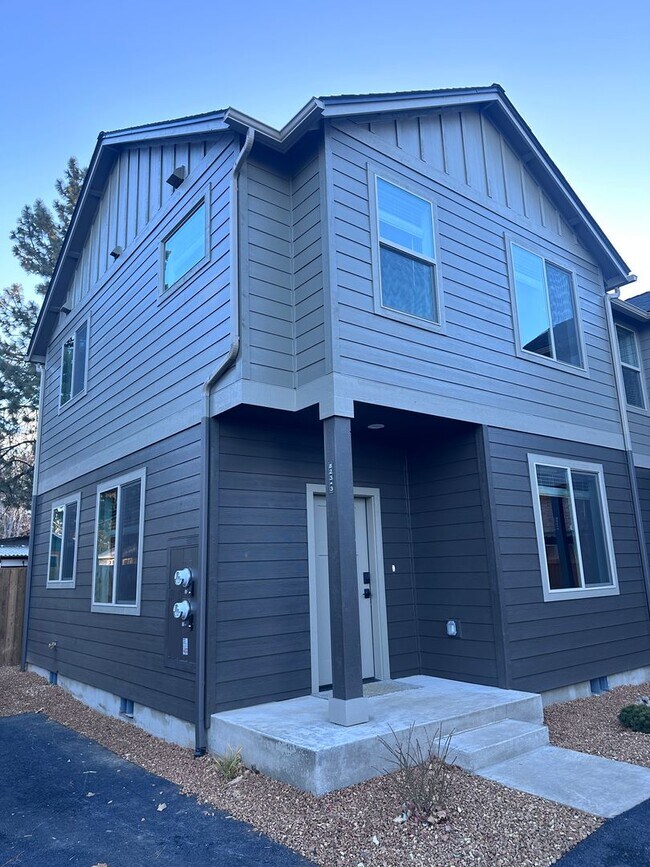 Foto del edificio - NEW 3 Bedroom near Vince Genna Stadium - Available 5/1