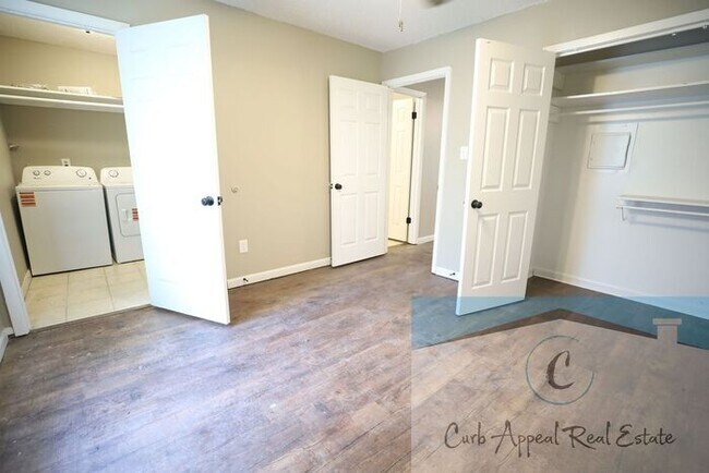 Foto del edificio - Recently renovated 1 bed, 1 bath apt - washer, dryer and utilities included!! HUD accepted!