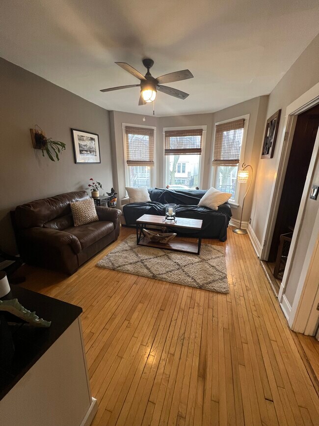 Foto del edificio - 2142 W Warner Ave
