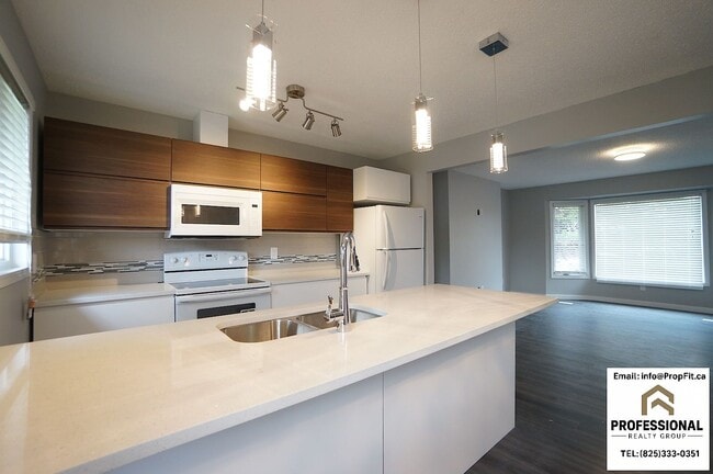 Building Photo - 3004 79 St NW