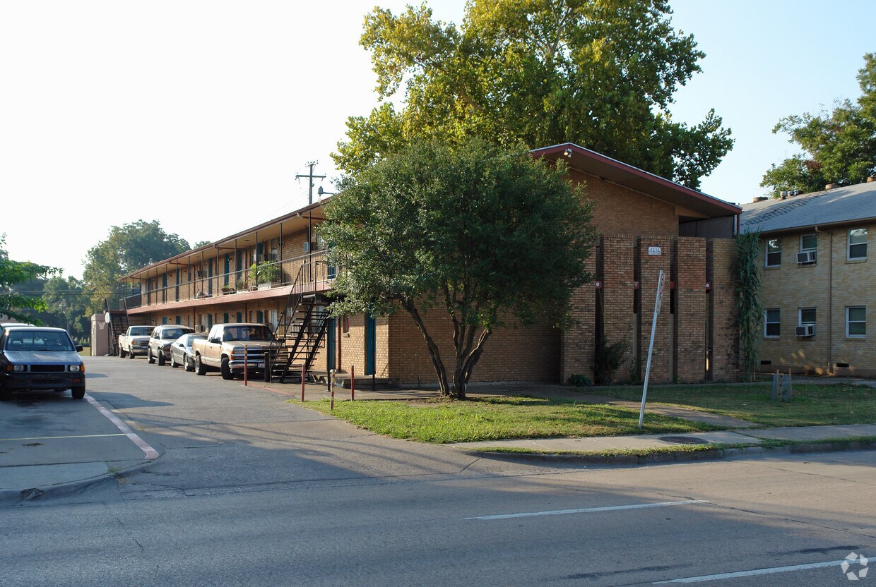 Primary Photo - 4616 Columbia Ave