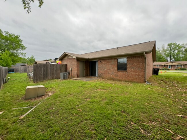 Foto del edificio - 2630 W C St