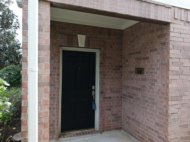 Building Photo - 607 Travis St