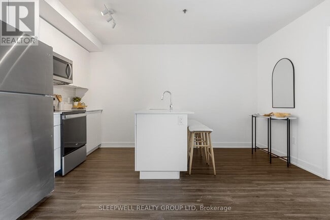 Building Photo - 1354 Carling Ave