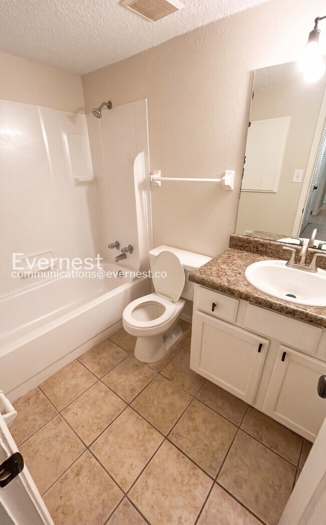 Building Photo - 2 Bed, 2 Bath Condo with Modern Amenities / Pet-Friendly / Available Now!