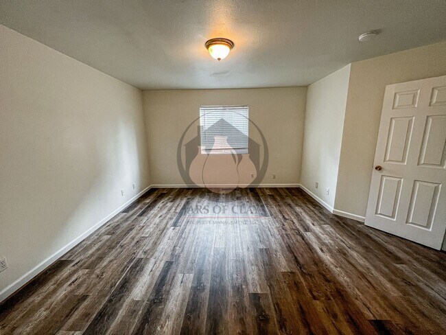 Building Photo - Single Level House - Available Now