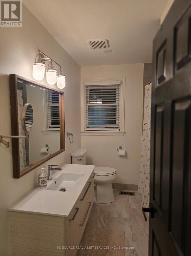 Building Photo - 631 Mary St N