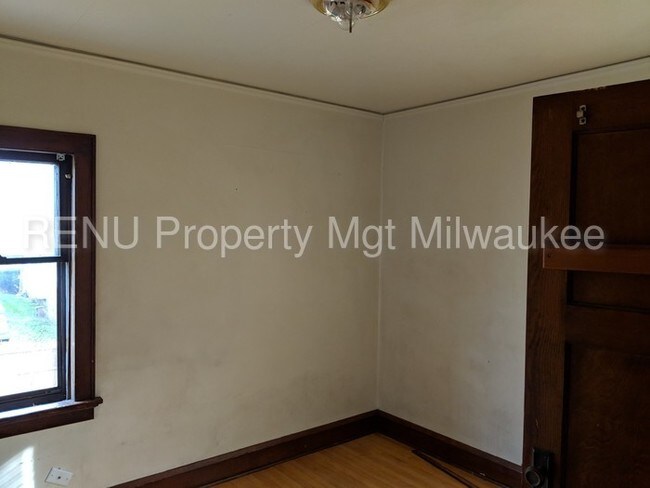 Building Photo - Upper Duplex