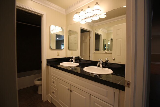 baño completo dividido 2 - 703 Washtenaw Rd