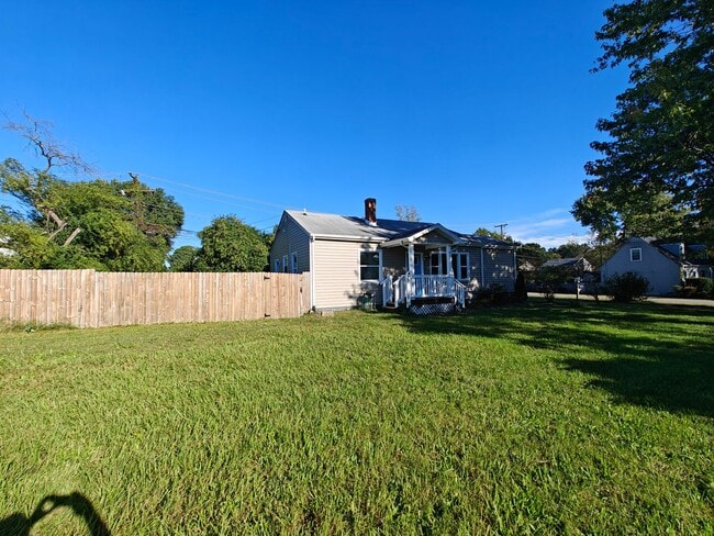 Building Photo - 4 bedroom home with detached building